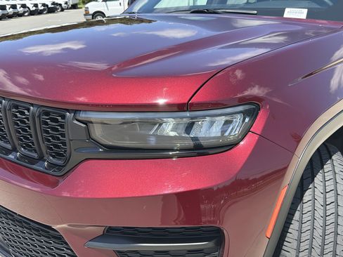 Used 2024 Jeep Grand Cherokee Altitude RWD image 5