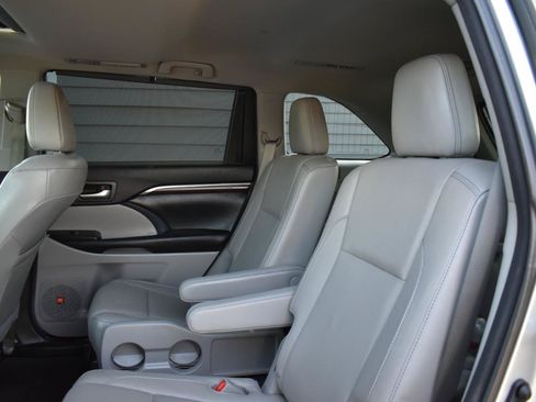 Used 2016 Toyota Highlander Limited FWD image 27