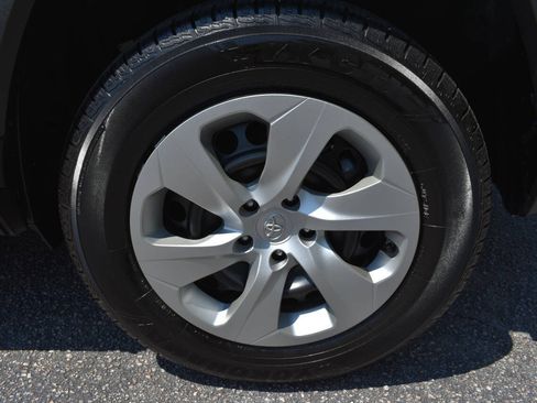 Used 2021 Toyota RAV4 LE FWD image 43