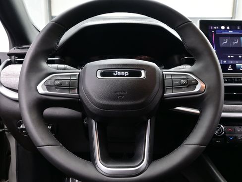 Used 2023 Jeep Compass Latitude image 23