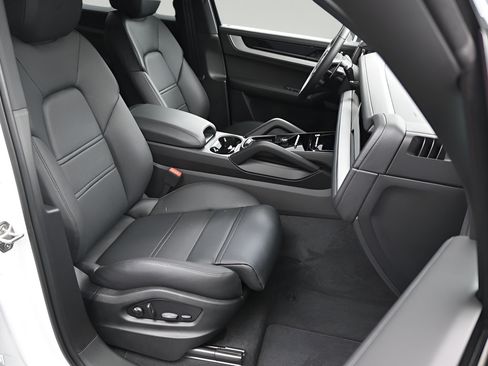 Certified 2025 Porsche Cayenne S AWD/4WD image 11