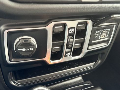 Used 2024 Jeep Wrangler Sahara image 22