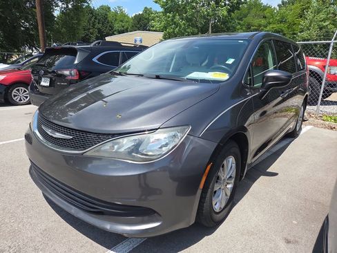 Used 2017 Chrysler Pacifica Touring w/ Tire & Wheel Group FWD image 8