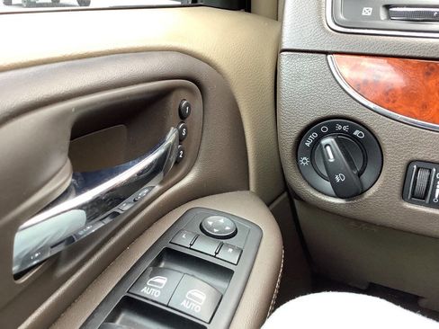 Used 2012 Chrysler Town & Country Limited image 56