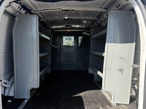 Used 2017 GMC Savana 2500 RWD image 18