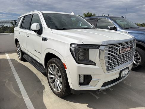 Used 2024 GMC Yukon Denali w/ Advanced Technology Package AWD/4WD image 3