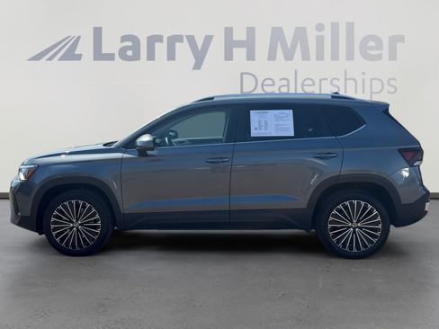 Used 2025 Volkswagen Taos SE FWD image 2