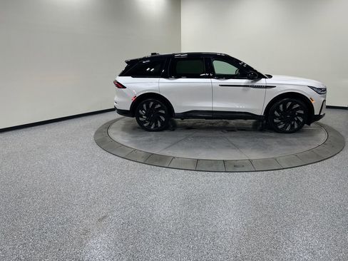 Certified 2025 Lincoln Nautilus Reserve w/ Jet Appearance Package image 5