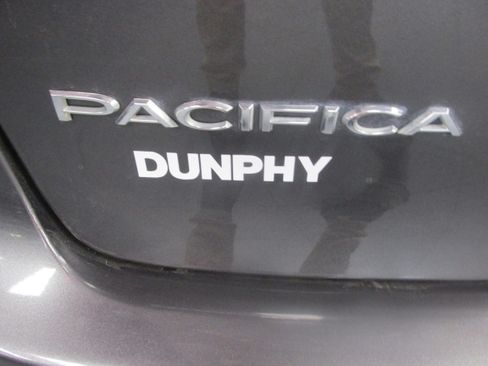 Used 2023 Chrysler Pacifica Touring-L FWD image 19