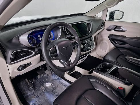 Certified 2024 Chrysler Pacifica Touring-L image 16