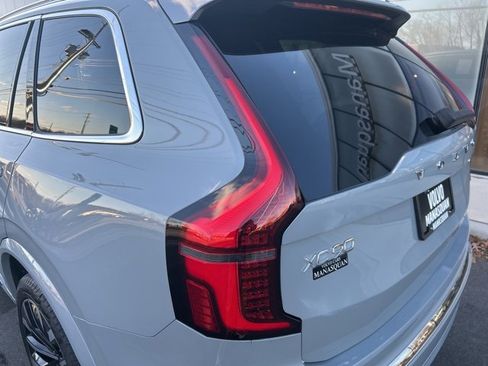 Used 2025 Volvo XC90 B5 Plus image 10