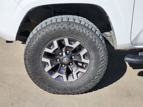 Used 2022 Toyota Tacoma SR image 11