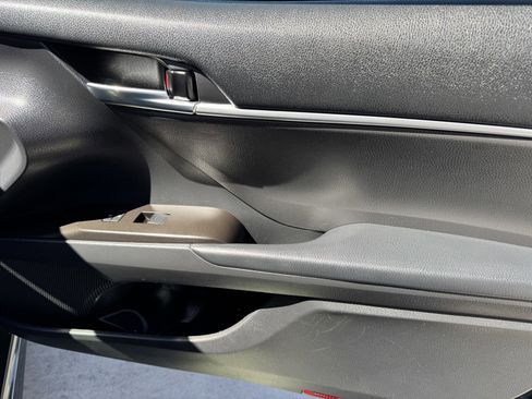 Used 2021 Toyota Camry SE w/ Convenience Package image 9