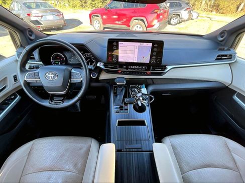 Used 2021 Toyota Sienna Limited image 16