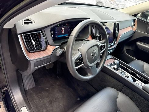 Used 2023 Volvo XC60 B5 Plus image 10