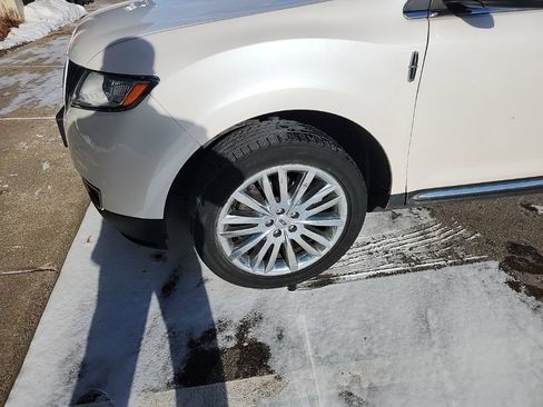 Used 2013 Lincoln MKX Base image 11