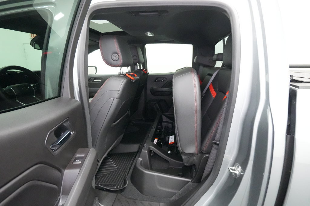 Used 2025 Chevrolet Colorado Z71 w/ Technology Package AWD/4WD image 25