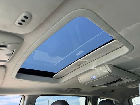 Used 2010 Volkswagen Routan SEL FWD image 47