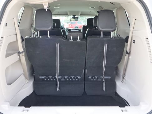 Used 2024 Chrysler Pacifica Touring-L image 26