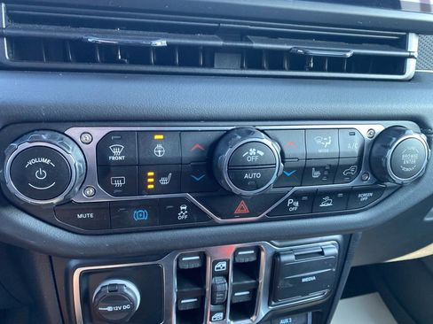 Used 2024 Jeep Wrangler Unlimited Rubicon 4xe AWD/4WD image 40