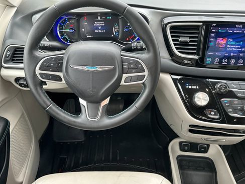 Used 2018 Chrysler Pacifica Touring-L image 14