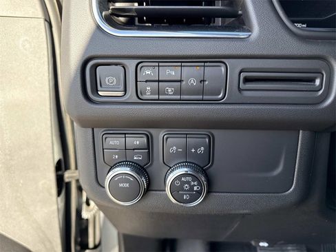 Used 2023 GMC Yukon SLT w/ SLT Luxury Package image 13