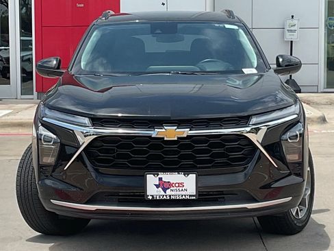 Used 2025 Chevrolet Trax LT w/ LT Convenience Package FWD image 2