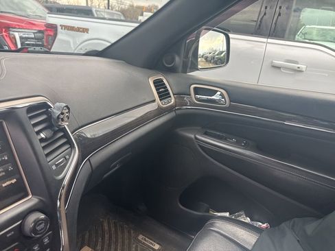 Used 2017 Jeep Grand Cherokee Overland image 16