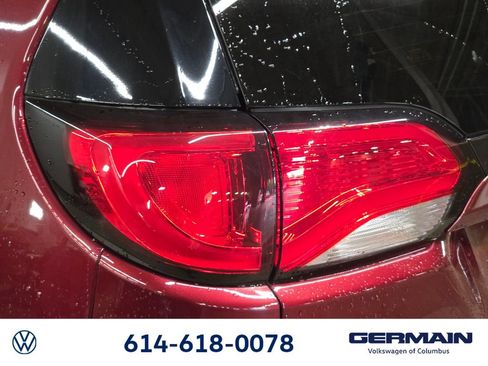 Used 2018 Chrysler Pacifica Limited w/ Tire & Wheel Group FWD image 18