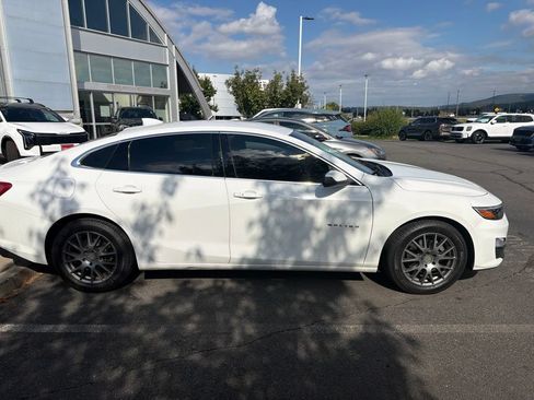 Used 2019 Chevrolet Malibu LT FWD image 2