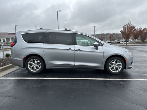 Used 2019 Chrysler Pacifica Limited image 10