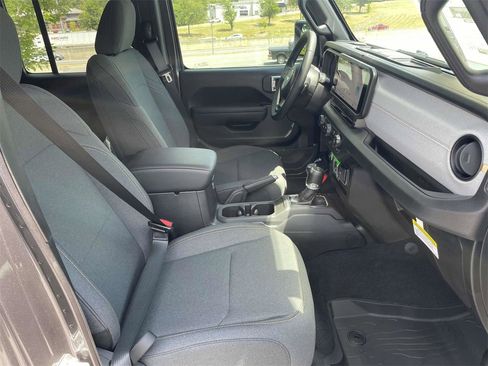 New 2025 Jeep Gladiator Sport image 32