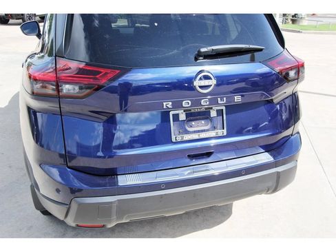 Used 2025 Nissan Rogue SV FWD image 8