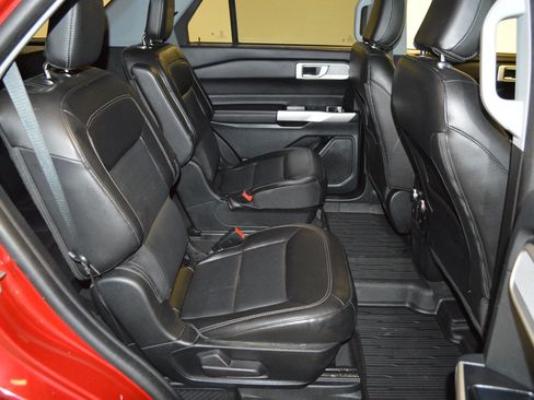 Used 2022 Ford Explorer Limited w/ Equipment Group 301A AWD/4WD image 12