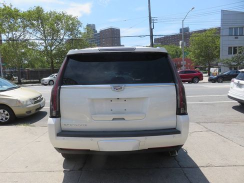 Used 2015 Cadillac Escalade Luxury AWD/4WD image 9