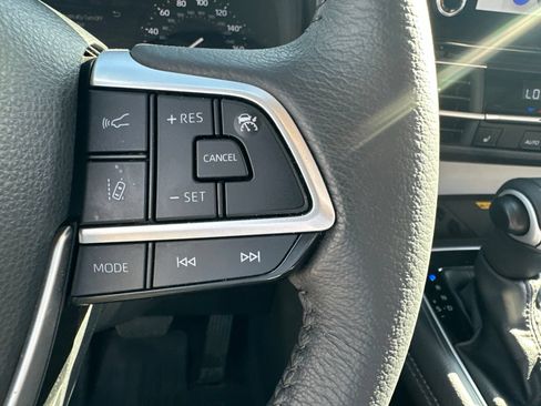 Used 2025 Toyota Sienna XLE w/ XLE Plus Package FWD image 23