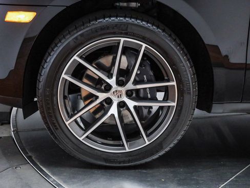 Certified 2025 Porsche Macan image 10