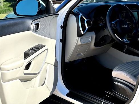 Used 2022 Kia Soul LX image 8