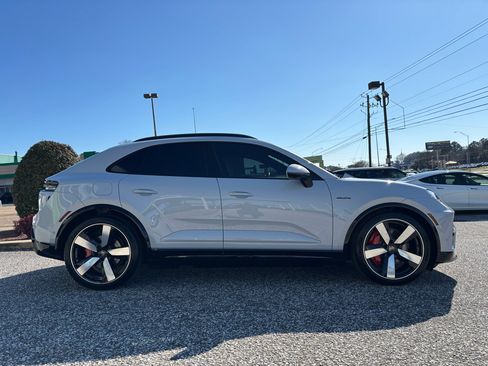 Used 2025 Porsche Macan Turbo Electric w/ Premium Package image 15