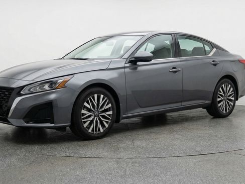 Used 2025 Nissan Altima 2.5 SV FWD image 3