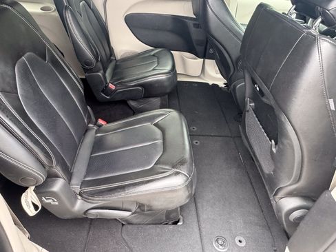 Used 2023 Chrysler Pacifica Touring-L FWD image 18