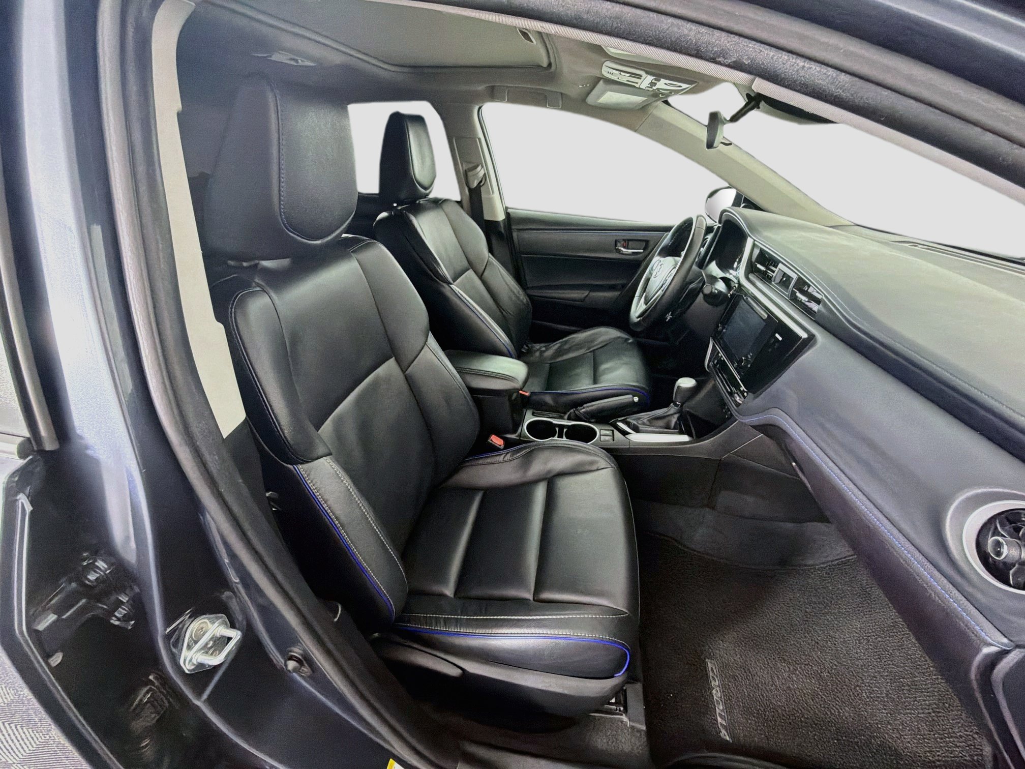 Used 2017 Toyota Corolla XSE w/ Carpet Mat Package (TMS) FWD image 32