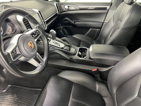 Used 2017 Porsche Cayenne Platinum Edition image 4