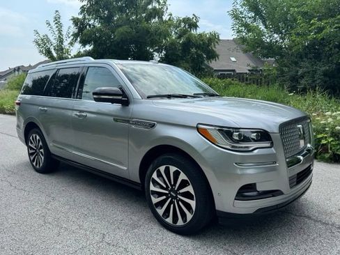 Used 2023 Lincoln Navigator Reserve AWD/4WD image 4