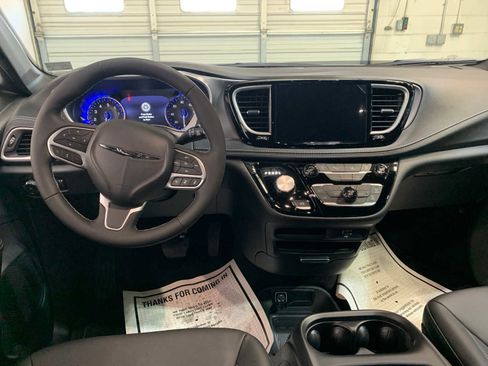 New 2026 Chrysler Pacifica Select image 4