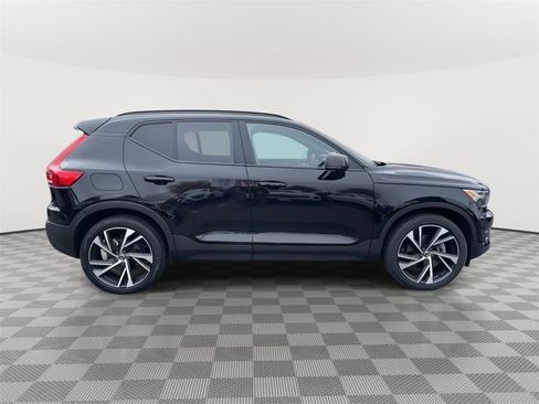 Used 2022 Volvo XC40 T5 R-Design w/ Climate Package image 8