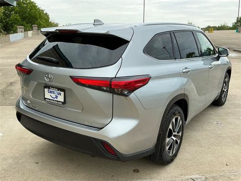 Used 2020 Toyota Highlander XLE AWD/4WD image 6