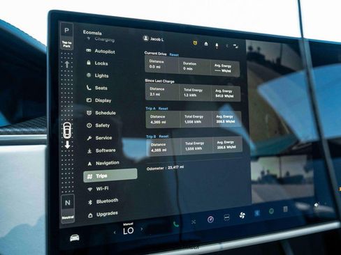 Used 2022 Tesla Model S Plaid image 18