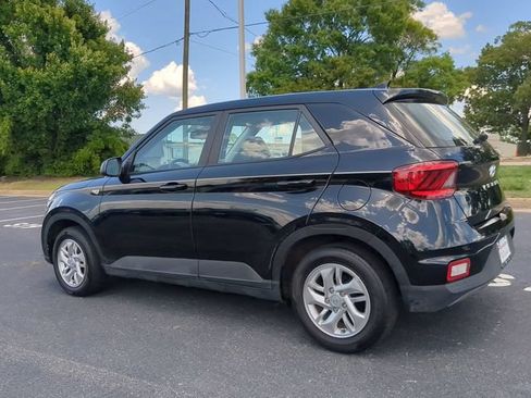 Used 2021 Hyundai Venue SE FWD image 6