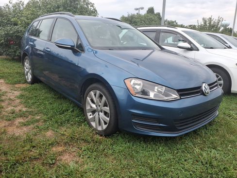 Used 2017 Volkswagen Golf SportWagen FWD image 1